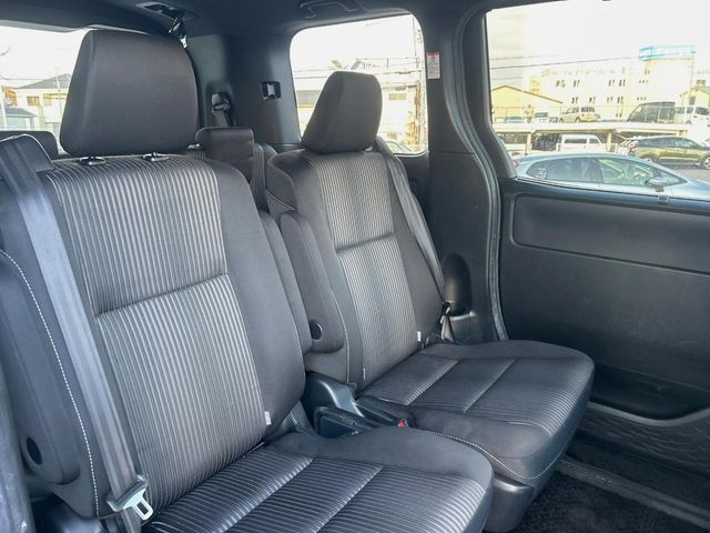 TOYOTA VOXY HYBRID 2017 Image 31