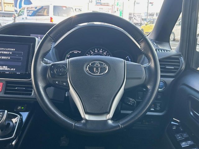 TOYOTA VOXY HYBRID 2017 Image 31