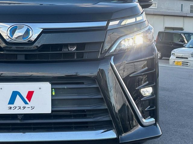 TOYOTA VOXY HYBRID 2017 Image 31