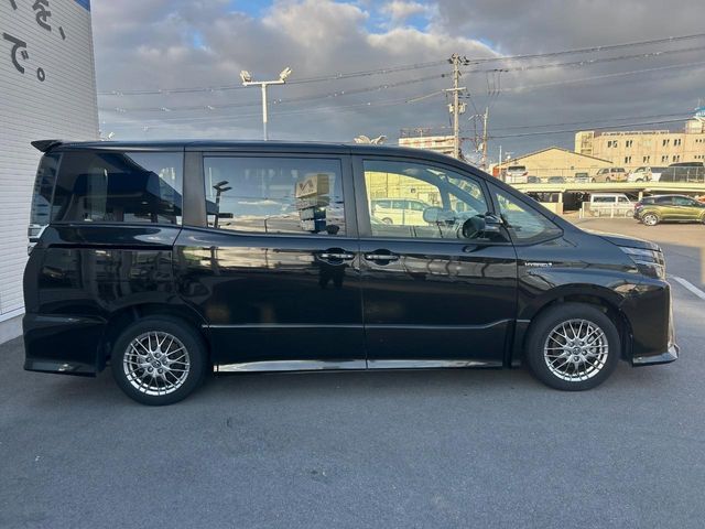 TOYOTA VOXY HYBRID 2017 Image 31