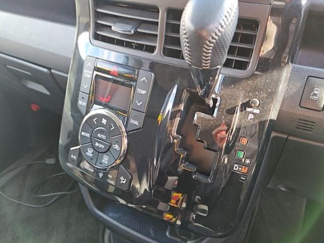 TOYOTA VOXY 2013 Image 31