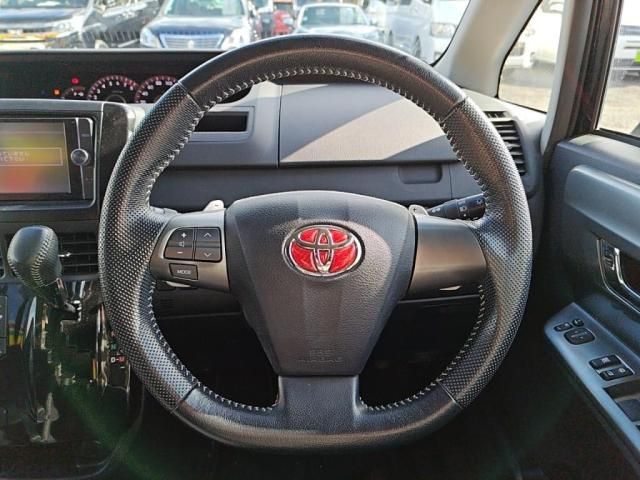 TOYOTA VOXY 2013 Image 31