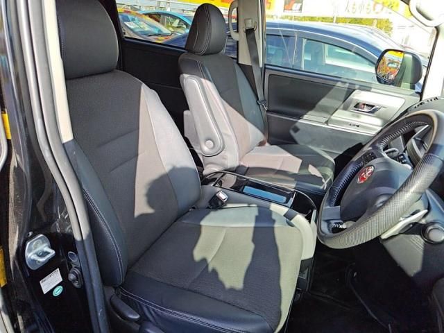 TOYOTA VOXY 2013 Image 31