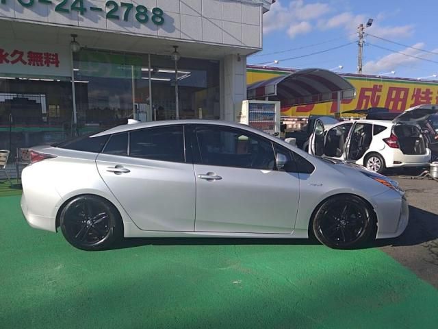 TOYOTA PRIUS 2017 Image 31