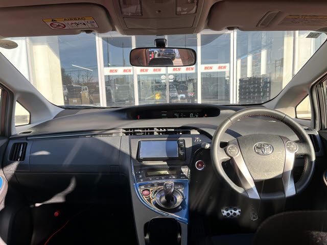 TOYOTA PRIUS 2015 Image 31