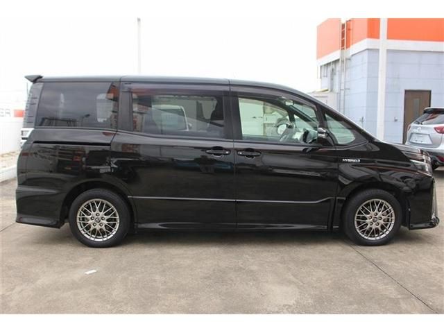 TOYOTA VOXY HYBRID 2017 Image 31