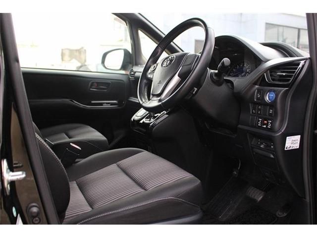 TOYOTA VOXY HYBRID 2017 Image 31