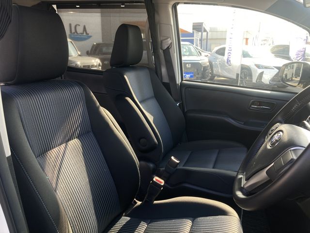 TOYOTA VOXY 2017 Image 31