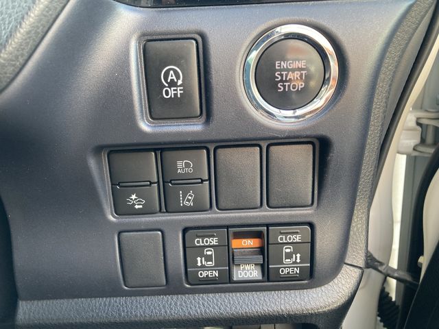 TOYOTA VOXY 2017 Image 31