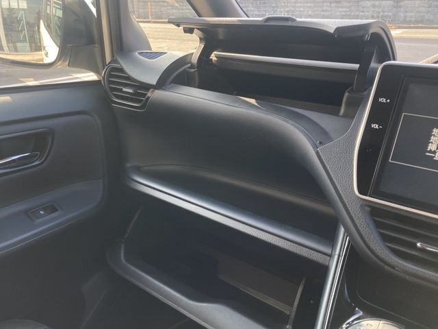 TOYOTA VOXY 2017 Image 31