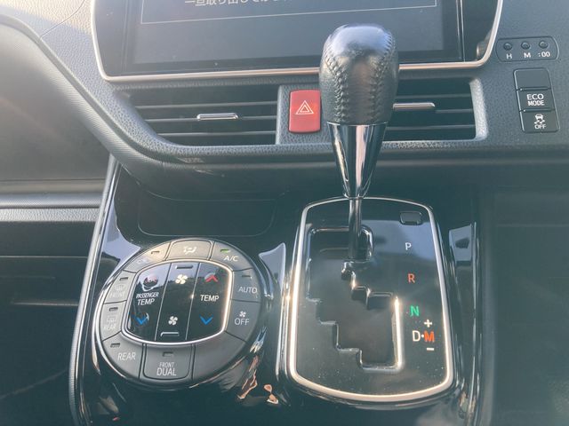 TOYOTA VOXY 2017 Image 31