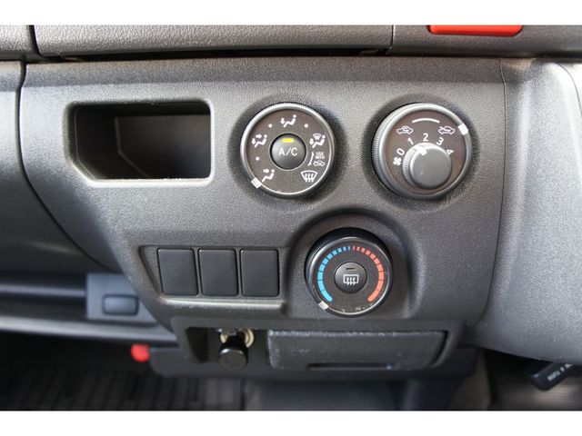 TOYOTA REGIUSACE VAN 1.25T 2017 Image 31