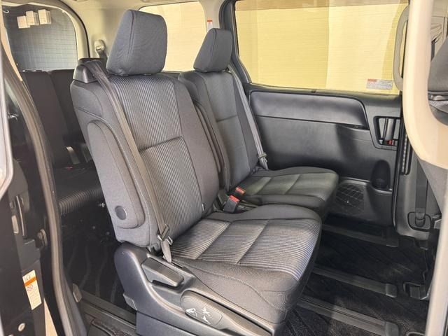 TOYOTA VOXY HYBRID 2016 Image 31