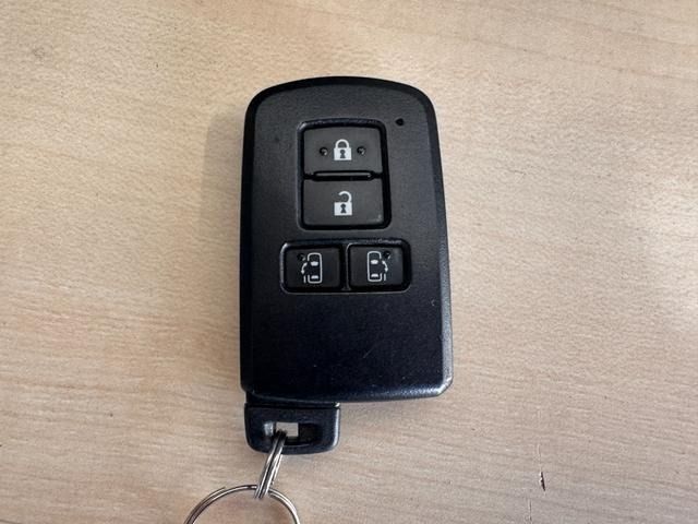 TOYOTA VOXY HYBRID 2016 Image 31