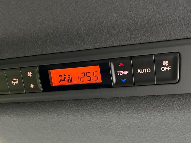 TOYOTA ESQUIRE HYBRID 2018 Image 31