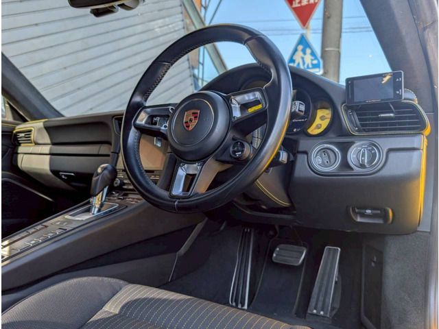 PORSCHE 911 2018 Image 31