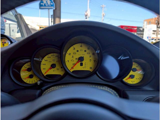 PORSCHE 911 2018 Image 31