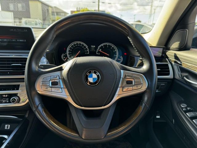 BMW 7SERIES 2016 Image 31