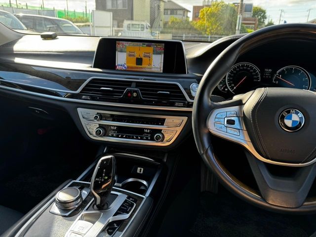 BMW 7SERIES 2016 Image 31