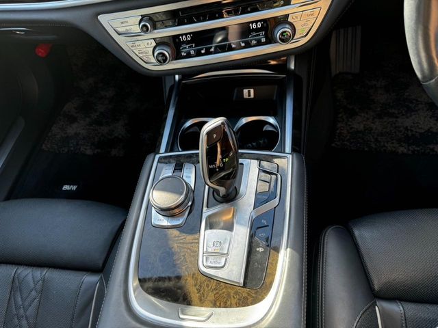 BMW 7SERIES 2016 Image 31