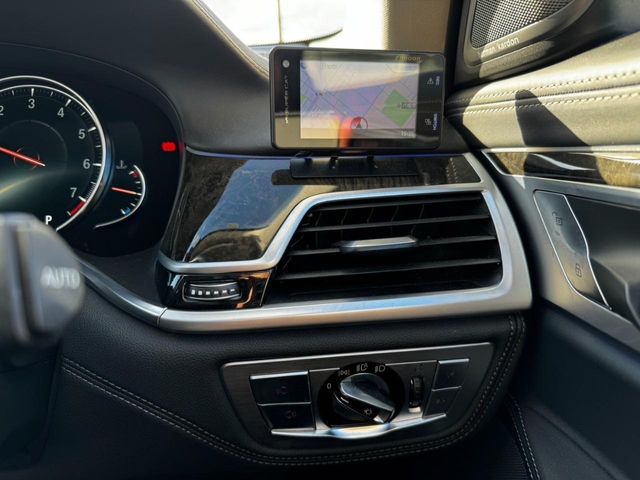 BMW 7SERIES 2016 Image 31