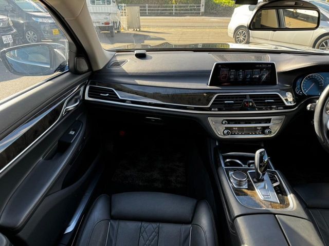 BMW 7SERIES 2016 Image 31