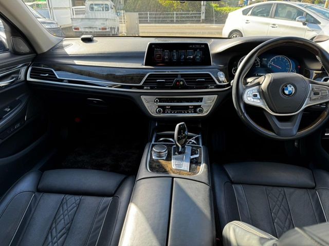 BMW 7SERIES 2016 Image 31