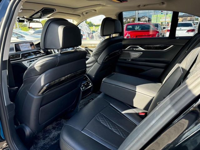BMW 7SERIES 2016 Image 31
