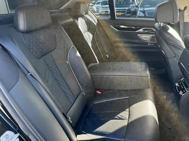 BMW 7SERIES 2016 Image 31
