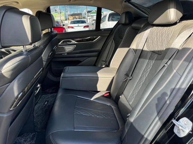 BMW 7SERIES 2016 Image 31