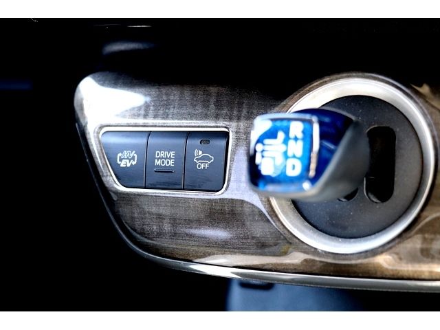 TOYOTA PRIUS PHV 2017 Image 31