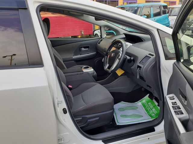 TOYOTA PRIUS ALPHA 2012 Image 31