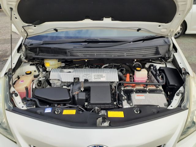 TOYOTA PRIUS ALPHA 2012 Image 31