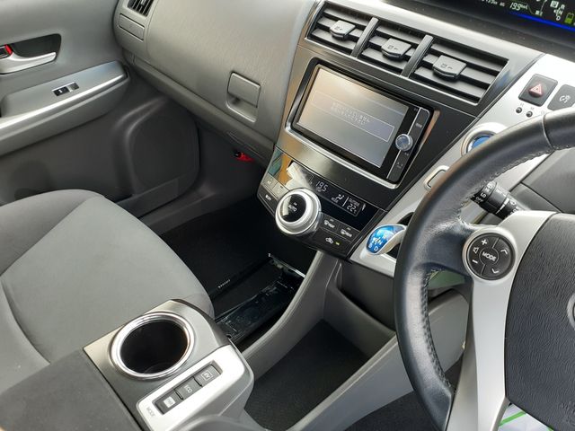 TOYOTA PRIUS ALPHA 2012 Image 31