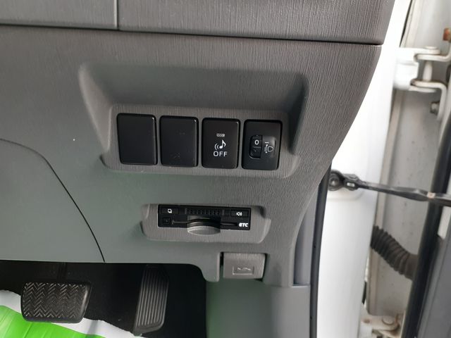 TOYOTA PRIUS ALPHA 2012 Image 31