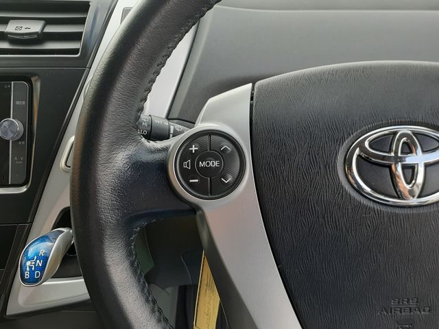 TOYOTA PRIUS ALPHA 2012 Image 31