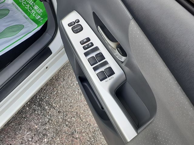 TOYOTA PRIUS ALPHA 2012 Image 31