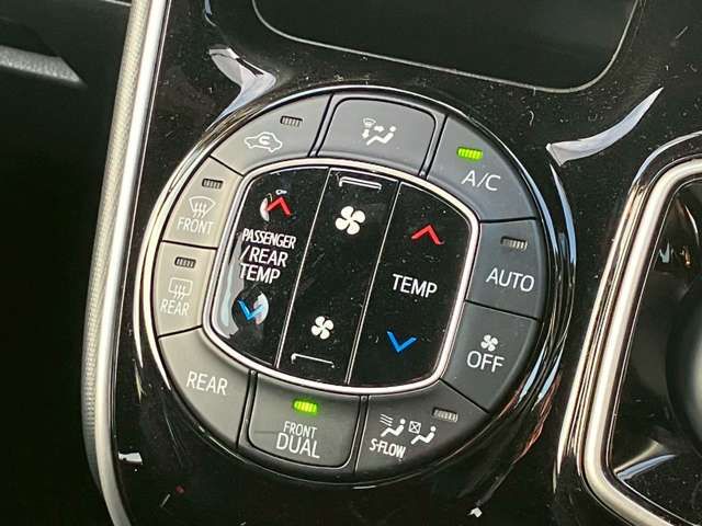 TOYOTA VOXY HYBRID 2018 Image 31