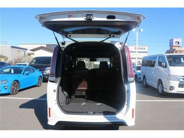 TOYOTA ESQUIRE HYBRID 2017 Image 31