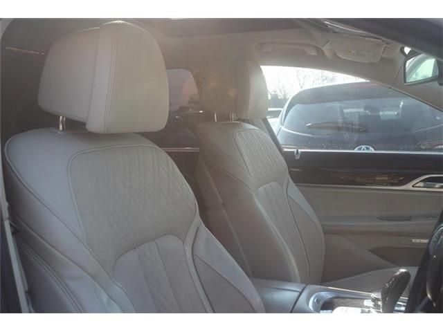 BMW 7SERIES 2016 Image 31