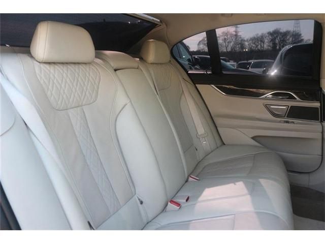 BMW 7SERIES 2016 Image 31