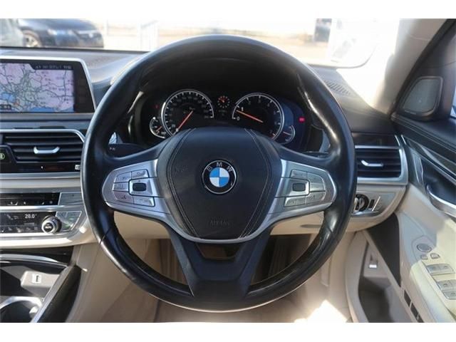 BMW 7SERIES 2016 Image 31