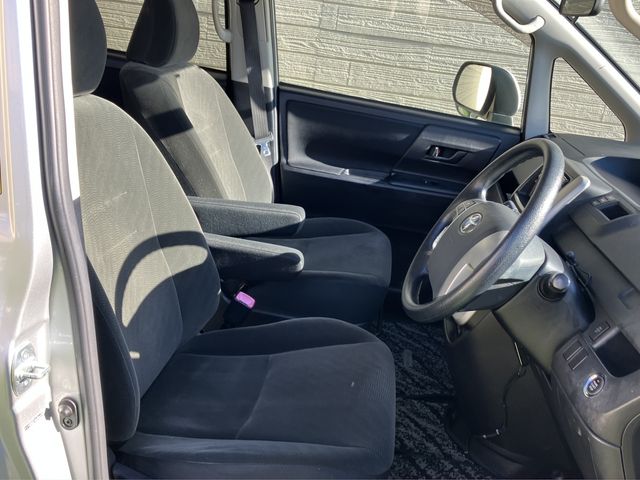 TOYOTA VOXY 2013 Image 31