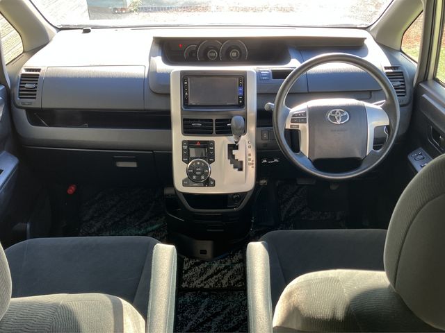 TOYOTA VOXY 2013 Image 31