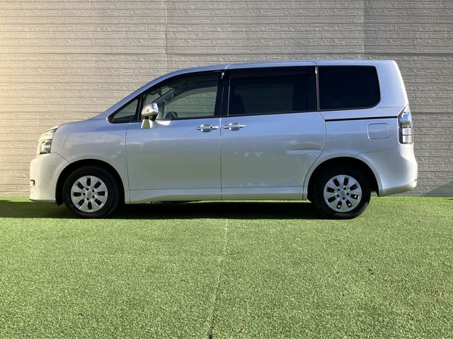 TOYOTA VOXY 2013 Image 31
