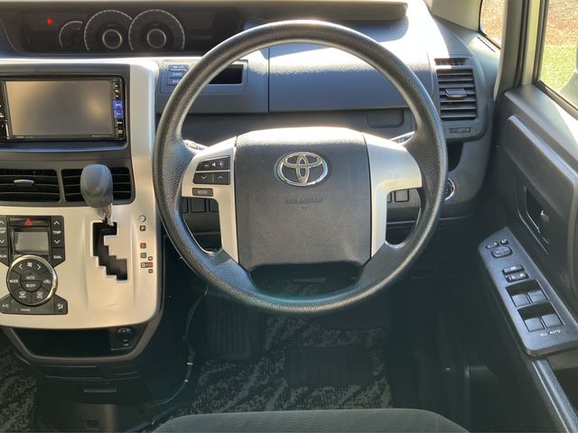 TOYOTA VOXY 2013 Image 31