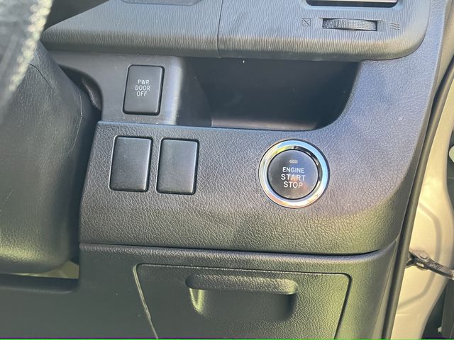 TOYOTA VOXY 2013 Image 31