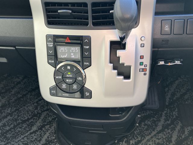 TOYOTA VOXY 2013 Image 31