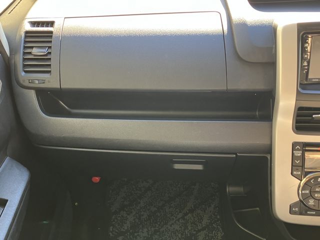 TOYOTA VOXY 2013 Image 31