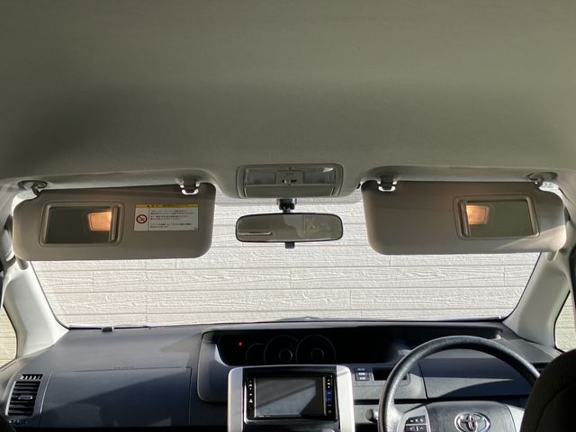 TOYOTA VOXY 2013 Image 31